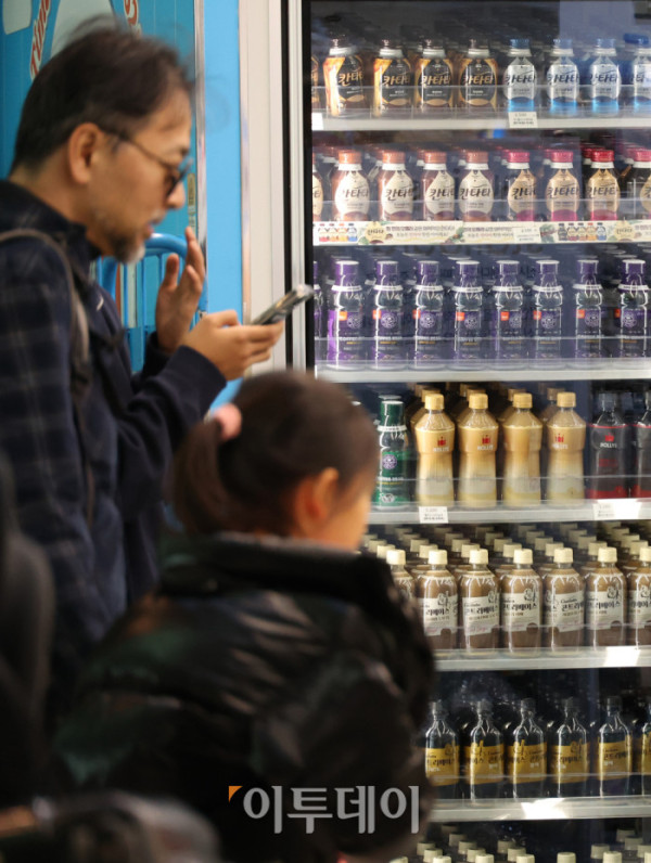 ▲원두 가격 상승과 환율 부담, 인건비·임대료·부자재 인상 등이 겹치며 커피 가격이 오르고 있는 가운데 6일 인천국제공항의 한 편의점에 커피가 진열돼 있다. 국가데이터처 국가통계포털(KOSIS)에 따르면 지난달 커피 소비자물가지수는 143.98(2020년=100)로 집계돼 전년 동월(133.62) 대비 7.8% 상승했다. 같은 기간 커피(외식) 소비자물가지수는 111.43으로 전년(106.79)보다 4.3% 상승했다. 이와 과련해 구윤철 부총리 겸 재정경제부 장관은 지난달 회의에서 “설탕과 커피 등 식품 원료 10종에 대한 할당관세를 내년 말까지 연장하겠다”라고 밝혔다. 고이란 기자 photoeran@ (이투데이DB)