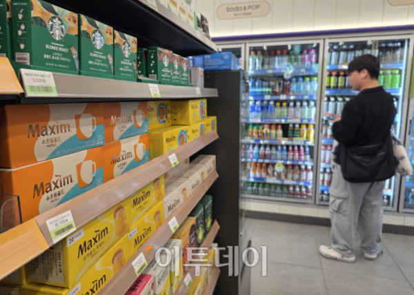 ▲원두 가격 상승과 환율 부담, 인건비·임대료·부자재 인상 등이 겹치며 커피 가격이 오르고 있는 가운데 6일 인천국제공항의 한 편의점에 커피가 진열돼 있다. 국가데이터처 국가통계포털(KOSIS)에 따르면 지난달 커피 소비자물가지수는 143.98(2020년=100)로 집계돼 전년 동월(133.62) 대비 7.8% 상승했다. 같은 기간 커피(외식) 소비자물가지수는 111.43으로 전년(106.79)보다 4.3% 상승했다. 이와 과련해 구윤철 부총리 겸 재정경제부 장관은 지난달 회의에서 “설탕과 커피 등 식품 원료 10종에 대한 할당관세를 내년 말까지 연장하겠다”라고 밝혔다. 고이란 기자 photoeran@ (이투데이DB)