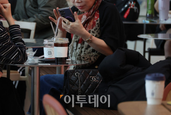 ▲원두 가격 상승과 환율 부담, 인건비·임대료·부자재 인상 등이 겹치며 커피 가격이 오르고 있는 가운데 6일 인천국제공항의 한 카페에서 시민들이 커피를 마시고 있다. 국가데이터처 국가통계포털(KOSIS)에 따르면 지난달 커피 소비자물가지수는 143.98(2020년=100)로 집계돼 전년 동월(133.62) 대비 7.8% 상승했다. 같은 기간 커피(외식) 소비자물가지수는 111.43으로 전년(106.79)보다 4.3% 상승했다. 이와 과련해 구윤철 부총리 겸 재정경제부 장관은 지난달 회의에서 “설탕과 커피 등 식품 원료 10종에 대한 할당관세를 내년 말까지 연장하겠다”라고 밝혔다. 고이란 기자 photoeran@ (이투데이DB)