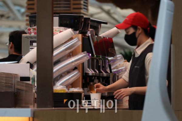 ▲원두 가격 상승과 환율 부담, 인건비·임대료·부자재 인상 등이 겹치며 커피 가격이 오르고 있는 가운데 6일 인천국제공항의 한 카페에서 관계자가 커피를 만들고 있다. 국가데이터처 국가통계포털(KOSIS)에 따르면 지난달 커피 소비자물가지수는 143.98(2020년=100)로 집계돼 전년 동월(133.62) 대비 7.8% 상승했다. 같은 기간 커피(외식) 소비자물가지수는 111.43으로 전년(106.79)보다 4.3% 상승했다. 이와 과련해 구윤철 부총리 겸 재정경제부 장관은 지난달 회의에서 “설탕과 커피 등 식품 원료 10종에 대한 할당관세를 내년 말까지 연장하겠다”라고 밝혔다. 고이란 기자 photoeran@ (이투데이DB)