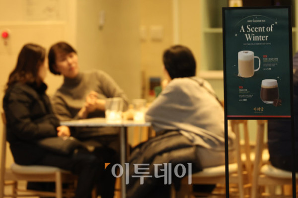 ▲원두 가격 상승과 환율 부담, 인건비·임대료·부자재 인상 등이 겹치며 커피 가격이 오르고 있는 가운데 6일 인천국제공항의 한 카페에서 시민들이 커피를 마시고 있다. 국가데이터처 국가통계포털(KOSIS)에 따르면 지난달 커피 소비자물가지수는 143.98(2020년=100)로 집계돼 전년 동월(133.62) 대비 7.8% 상승했다. 같은 기간 커피(외식) 소비자물가지수는 111.43으로 전년(106.79)보다 4.3% 상승했다. 이와 과련해 구윤철 부총리 겸 재정경제부 장관은 지난달 회의에서 “설탕과 커피 등 식품 원료 10종에 대한 할당관세를 내년 말까지 연장하겠다”라고 밝혔다. 고이란 기자 photoeran@ (이투데이DB)