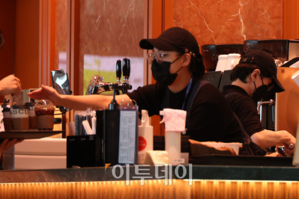 ▲원두 가격 상승과 환율 부담, 인건비·임대료·부자재 인상 등이 겹치며 커피 가격이 오르고 있는 가운데 6일 인천국제공항의 한 카페에서 관계자가 커피를 만들고 있다. 국가데이터처 국가통계포털(KOSIS)에 따르면 지난달 커피 소비자물가지수는 143.98(2020년=100)로 집계돼 전년 동월(133.62) 대비 7.8% 상승했다. 같은 기간 커피(외식) 소비자물가지수는 111.43으로 전년(106.79)보다 4.3% 상승했다. 이와 과련해 구윤철 부총리 겸 재정경제부 장관은 지난달 회의에서 “설탕과 커피 등 식품 원료 10종에 대한 할당관세를 내년 말까지 연장하겠다”라고 밝혔다. 고이란 기자 photoeran@ (이투데이DB)