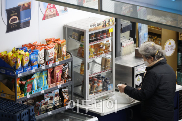 ▲원두 가격 상승과 환율 부담, 인건비·임대료·부자재 인상 등이 겹치며 커피 가격이 오르고 있는 가운데 6일 인천국제공항의 한 편의점에 커피가 진열돼 있다. 국가데이터처 국가통계포털(KOSIS)에 따르면 지난달 커피 소비자물가지수는 143.98(2020년=100)로 집계돼 전년 동월(133.62) 대비 7.8% 상승했다. 같은 기간 커피(외식) 소비자물가지수는 111.43으로 전년(106.79)보다 4.3% 상승했다. 이와 과련해 구윤철 부총리 겸 재정경제부 장관은 지난달 회의에서 “설탕과 커피 등 식품 원료 10종에 대한 할당관세를 내년 말까지 연장하겠다”라고 밝혔다. 고이란 기자 photoeran@ (이투데이DB)