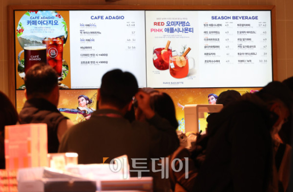 ▲원두 가격 상승과 환율 부담, 인건비·임대료·부자재 인상 등이 겹치며 커피 가격이 오르고 있는 가운데 6일 인천국제공항의 한 카페에서 시민들이 커피를 주문하고 있다. 국가데이터처 국가통계포털(KOSIS)에 따르면 지난달 커피 소비자물가지수는 143.98(2020년=100)로 집계돼 전년 동월(133.62) 대비 7.8% 상승했다. 같은 기간 커피(외식) 소비자물가지수는 111.43으로 전년(106.79)보다 4.3% 상승했다. 이와 과련해 구윤철 부총리 겸 재정경제부 장관은 지난달 회의에서 “설탕과 커피 등 식품 원료 10종에 대한 할당관세를 내년 말까지 연장하겠다”라고 밝혔다. 고이란 기자 photoeran@ (이투데이DB)