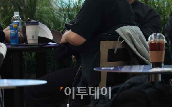 ▲원두 가격 상승과 환율 부담, 인건비·임대료·부자재 인상 등이 겹치며 커피 가격이 오르고 있는 가운데 6일 인천국제공항의 한 카페에서 시민들이 커피를 마시고 있다. 국가데이터처 국가통계포털(KOSIS)에 따르면 지난달 커피 소비자물가지수는 143.98(2020년=100)로 집계돼 전년 동월(133.62) 대비 7.8% 상승했다. 같은 기간 커피(외식) 소비자물가지수는 111.43으로 전년(106.79)보다 4.3% 상승했다. 이와 과련해 구윤철 부총리 겸 재정경제부 장관은 지난달 회의에서 “설탕과 커피 등 식품 원료 10종에 대한 할당관세를 내년 말까지 연장하겠다”라고 밝혔다. 고이란 기자 photoeran@ (이투데이DB)