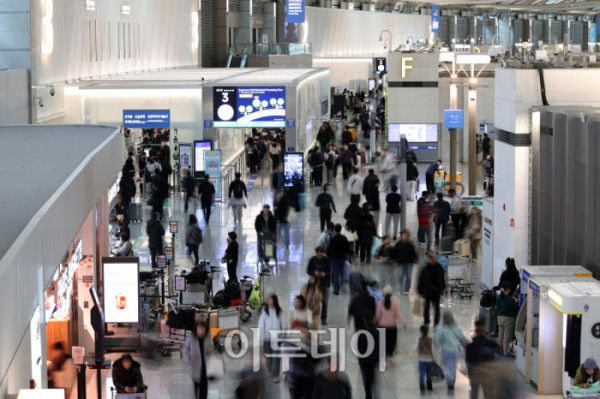 ▲인천공항이 개항 이후 역대 일일 여객 최다 기록을 경신했다. 6일 인천국제공항공사에 따르면 4일 일일 여객 수가 잠정치 기준 23만9530명을 기록해 하계 성수기였던 2019년 8월 4일의 기존 최다 기록(23만4171명)을 넘어섰다. 국가별로는 중국 노선이 무비자 입국 시행과 내국인 관광 수요 확대가 맞물리며 전년 대비 49.2%로 가장 높은 증가율을 보였다. 이날 인천국제공항 출국장이 여행객들로 붐비고 있다. 고이란 기자 photoeran@ (이투데이DB)