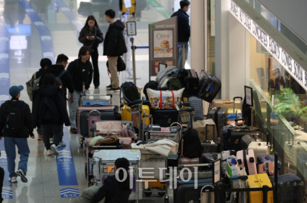 ▲인천공항이 개항 이후 역대 일일 여객 최다 기록을 경신했다. 6일 인천국제공항공사에 따르면 4일 일일 여객 수가 잠정치 기준 23만9530명을 기록해 하계 성수기였던 2019년 8월 4일의 기존 최다 기록(23만4171명)을 넘어섰다. 국가별로는 중국 노선이 무비자 입국 시행과 내국인 관광 수요 확대가 맞물리며 전년 대비 49.2%로 가장 높은 증가율을 보였다. 이날 인천국제공항 출국장이 여행객들로 붐비고 있다. 고이란 기자 photoeran@ (이투데이DB)