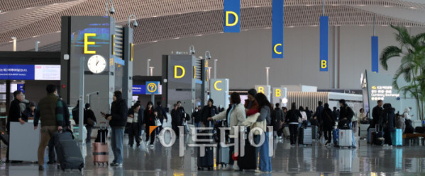 ▲인천공항이 개항 이후 역대 일일 여객 최다 기록을 경신했다. 6일 인천국제공항공사에 따르면 4일 일일 여객 수가 잠정치 기준 23만9530명을 기록해 하계 성수기였던 2019년 8월 4일의 기존 최다 기록(23만4171명)을 넘어섰다. 국가별로는 중국 노선이 무비자 입국 시행과 내국인 관광 수요 확대가 맞물리며 전년 대비 49.2%로 가장 높은 증가율을 보였다. 이날 인천국제공항 출국장이 여행객들로 붐비고 있다. 고이란 기자 photoeran@ (이투데이DB)