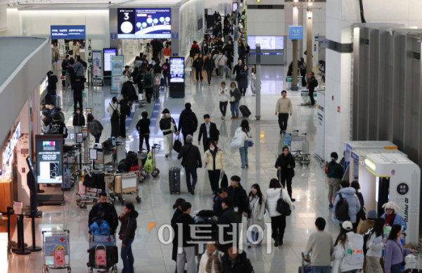 ▲인천공항이 개항 이후 역대 일일 여객 최다 기록을 경신했다. 6일 인천국제공항공사에 따르면 4일 일일 여객 수가 잠정치 기준 23만9530명을 기록해 하계 성수기였던 2019년 8월 4일의 기존 최다 기록(23만4171명)을 넘어섰다. 국가별로는 중국 노선이 무비자 입국 시행과 내국인 관광 수요 확대가 맞물리며 전년 대비 49.2%로 가장 높은 증가율을 보였다. 이날 인천국제공항 출국장이 여행객들로 붐비고 있다. 고이란 기자 photoeran@ (이투데이DB)