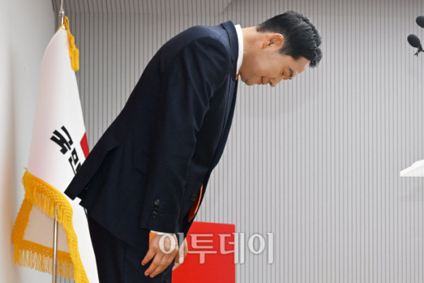 ▲장동혁 국민의힘 대표가 7일 서울 여의도 중앙당사에서 열린 긴급기자회견에서 당 쇄신안을 발표하며 12.3 비상계엄에 대해 사과하고 있다. 조현호 기자 hyunho@