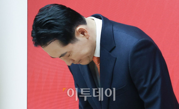 ▲장동혁 국민의힘 대표가 7일 서울 여의도 중앙당사에서 열린 긴급기자회견에서 당 쇄신안을 발표하며 12.3 비상계엄에 대해 사과하고 있다. 조현호 기자 hyunho@