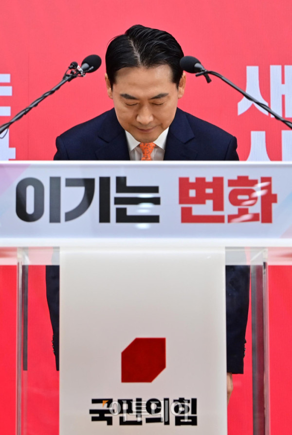 ▲장동혁 국민의힘 대표가 7일 서울 여의도 중앙당사에서 열린 긴급기자회견에서 당 쇄신안 등 발표에 앞서 고개 숙여 인사를 하고 있다. 조현호 기자 hyunho@