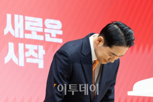 ▲장동혁 국민의힘 대표가 7일 서울 여의도 중앙당사에서 열린 긴급기자회견에서 당 쇄신안을 발표하며 12.3 비상계엄에 대해 사과하고 있다. 조현호 기자 hyunho@