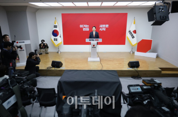 ▲장동혁 국민의힘 대표가 7일 서울 여의도 중앙당사에서 열린 긴급기자회견에서 당 쇄신안을 발표하며 12.3 비상계엄에 대해 사과하고 있다. 조현호 기자 hyunho@