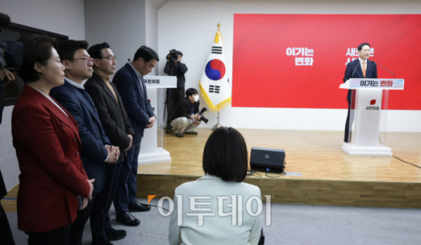 ▲장동혁 국민의힘 대표가 7일 서울 여의도 중앙당사에서 열린 긴급기자회견에서 당 쇄신안을 발표하며 12.3 비상계엄에 대해 사과하고 있다. 조현호 기자 hyunho@