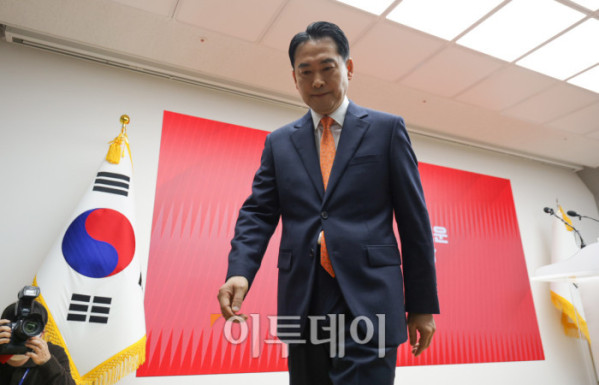 ▲장동혁 국민의힘 대표가 7일 서울 여의도 중앙당사에서 열린 긴급기자회견에서 당 쇄신안 발표와 12.3 비상계엄에 대한 사과를 마친 후 당사를 나서고 있다. 조현호 기자 hyunho@