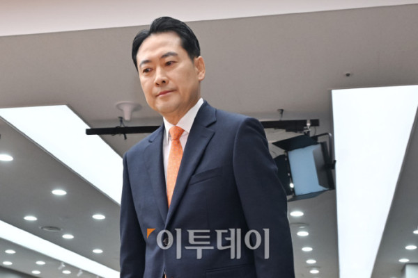 ▲장동혁 국민의힘 대표가 7일 서울 여의도 중앙당사에서 열린 긴급기자회견에서 당 쇄신안 등을 발표하기 위해 단상에 오르고 있다. 조현호 기자 hyunho@