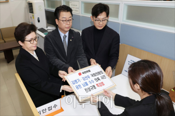 ▲곽규택 국민의힘 원내수석대변인과 원내부대표단이 7일 서울 여의도 국회 의안과에서 '김병기·강선우 국회의원의 공천 뇌물 수수 의혹 사건 진상규명 특검법'을 제출하고 있다. 고이란 기자 photoeran@