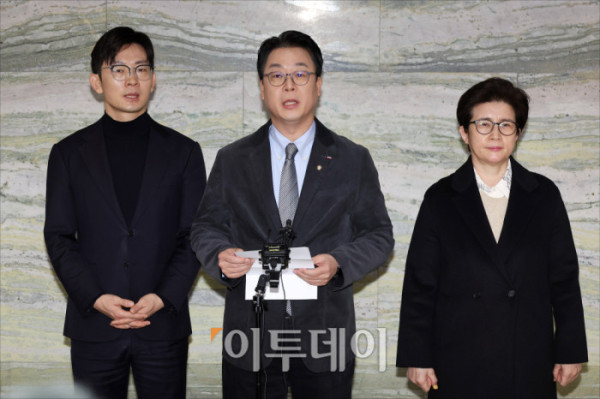 ▲곽규택 국민의힘 원내수석대변인과 원내부대표단이 7일 서울 여의도 국회 의안과에서 '김병기·강선우 국회의원의 공천 뇌물 수수 의혹 사건 진상규명 특검법'을 제출한 뒤 입장을 밝히고 있다. 고이란 기자 photoeran@