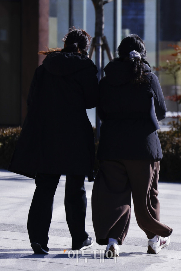 ▲서울시가 서울 동북권과 서북권에 한파주의보 발효를 예고한 7일 서울 종로구 광화문광장 일대에서 두꺼운 외투와 방한용품으로 무장한 시민들이 발걸음을 옮기고 있다. 이날 서울시는 오후 9시부터 서울 동북권과 서북권에 한파주의보를 발효한다고 밝혔다. 이번 한파주의보는 서울 동북권(도봉구·노원구·강북구·성북구·동대문구·중랑구·성동구·광진구)과 서북권(은평구·종로구·마포구·서대문구·중구·용산구) 14개 자치구에 발효된다. 조현호 기자 hyunho@