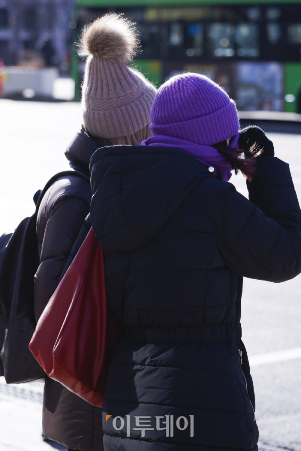 ▲서울시가 서울 동북권과 서북권에 한파주의보 발효를 예고한 7일 서울 종로구 광화문광장 일대에서 두꺼운 외투와 방한용품으로 무장한 시민들이 발걸음을 옮기고 있다. 이날 서울시는 오후 9시부터 서울 동북권과 서북권에 한파주의보를 발효한다고 밝혔다. 이번 한파주의보는 서울 동북권(도봉구·노원구·강북구·성북구·동대문구·중랑구·성동구·광진구)과 서북권(은평구·종로구·마포구·서대문구·중구·용산구) 14개 자치구에 발효된다. 조현호 기자 hyunho@