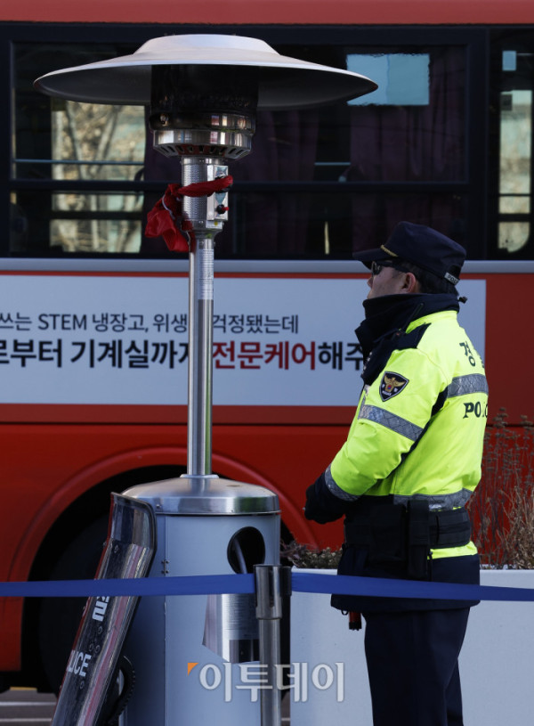 ▲서울시가 서울 동북권과 서북권에 한파주의보 발효를 예고한 7일 경찰관이 서울 종로구 광화문장에 설치된 난로 앞에서 몸을 녹이고 있다. 이날 서울시는 오후 9시부터 서울 동북권과 서북권에 한파주의보를 발효한다고 밝혔다. 이번 한파주의보는 서울 동북권(도봉구·노원구·강북구·성북구·동대문구·중랑구·성동구·광진구)과 서북권(은평구·종로구·마포구·서대문구·중구·용산구) 14개 자치구에 발효된다. 조현호 기자 hyunho@