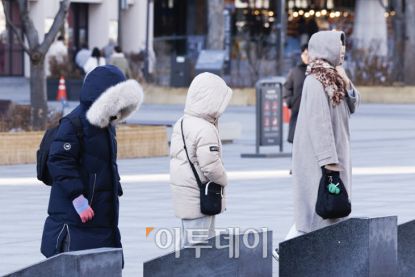 ▲서울시가 서울 동북권과 서북권에 한파주의보 발효를 예고한 7일 서울 종로구 광화문광장 일대에서 두꺼운 외투와 방한용품으로 무장한 시민들이 발걸음을 옮기고 있다. 이날 서울시는 오후 9시부터 서울 동북권과 서북권에 한파주의보를 발효한다고 밝혔다. 이번 한파주의보는 서울 동북권(도봉구·노원구·강북구·성북구·동대문구·중랑구·성동구·광진구)과 서북권(은평구·종로구·마포구·서대문구·중구·용산구) 14개 자치구에 발효된다. 조현호 기자 hyunho@