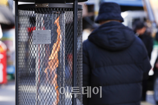 ▲서울시가 서울 동북권과 서북권에 한파주의보 발효를 예고한 7일 서울 종로구의 한 식당 앞에 난로가 설치되어 있다. 이날 서울시는 오후 9시부터 서울 동북권과 서북권에 한파주의보를 발효한다고 밝혔다. 이번 한파주의보는 서울 동북권(도봉구·노원구·강북구·성북구·동대문구·중랑구·성동구·광진구)과 서북권(은평구·종로구·마포구·서대문구·중구·용산구) 14개 자치구에 발효된다. 조현호 기자 hyunho@