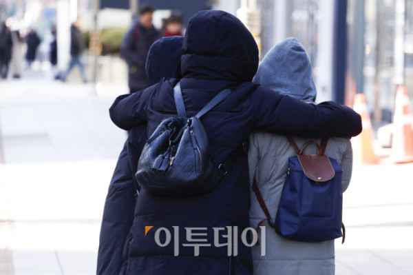 ▲서울시가 서울 동북권과 서북권에 한파주의보 발효를 예고한 7일 서울 종로구 광화문광장 일대에서 두꺼운 외투와 방한용품으로 무장한 시민들이 발걸음을 옮기고 있다. 이날 서울시는 오후 9시부터 서울 동북권과 서북권에 한파주의보를 발효한다고 밝혔다. 이번 한파주의보는 서울 동북권(도봉구·노원구·강북구·성북구·동대문구·중랑구·성동구·광진구)과 서북권(은평구·종로구·마포구·서대문구·중구·용산구) 14개 자치구에 발효된다. 조현호 기자 hyunho@