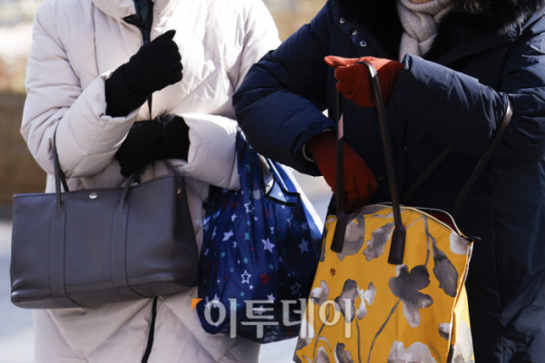 ▲서울시가 서울 동북권과 서북권에 한파주의보 발효를 예고한 7일 서울 종로구 광화문광장 일대에서 두꺼운 외투와 방한용품으로 무장한 시민들이 발걸음을 옮기고 있다. 이날 서울시는 오후 9시부터 서울 동북권과 서북권에 한파주의보를 발효한다고 밝혔다. 이번 한파주의보는 서울 동북권(도봉구·노원구·강북구·성북구·동대문구·중랑구·성동구·광진구)과 서북권(은평구·종로구·마포구·서대문구·중구·용산구) 14개 자치구에 발효된다. 조현호 기자 hyunho@