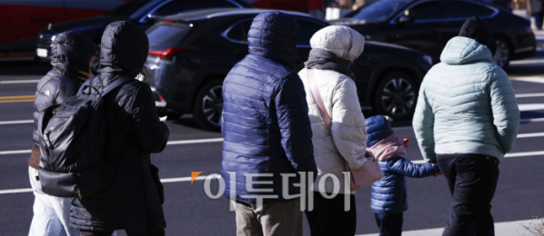 ▲서울시가 서울 동북권과 서북권에 한파주의보 발효를 예고한 7일 서울 종로구 광화문광장 일대에서 두꺼운 외투와 방한용품으로 무장한 시민들이 발걸음을 옮기고 있다. 이날 서울시는 오후 9시부터 서울 동북권과 서북권에 한파주의보를 발효한다고 밝혔다. 이번 한파주의보는 서울 동북권(도봉구·노원구·강북구·성북구·동대문구·중랑구·성동구·광진구)과 서북권(은평구·종로구·마포구·서대문구·중구·용산구) 14개 자치구에 발효된다. 조현호 기자 hyunho@