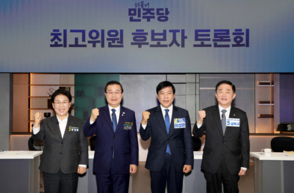 ▲더불어민주당 최고위원 보궐선거에 출마한 문정복(왼쪽부터), 이건태, 이성윤, 강득구 후보가 7일 서울 마포구 JTBC에서 열린 최고위원 보궐선거 제3차 합동토론회에 앞서 기념촬영을 하고 있다. 국회사진기자단