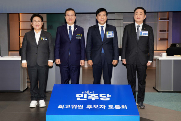 ▲더불어민주당 최고위원 보궐선거에 출마한 문정복(왼쪽부터), 이건태, 이성윤, 강득구 후보가 7일 서울 마포구 JTBC에서 열린 최고위원 보궐선거 제3차 합동토론회에 앞서 기념촬영을 하고 있다. 국회사진기자단