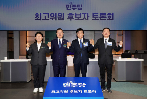 ▲더불어민주당 최고위원 보궐선거에 출마한 문정복(왼쪽부터), 이건태, 이성윤, 강득구 후보가 7일 서울 마포구 JTBC에서 열린 최고위원 보궐선거 제3차 합동토론회에 앞서 기념촬영을 하고 있다. 국회사진기자단