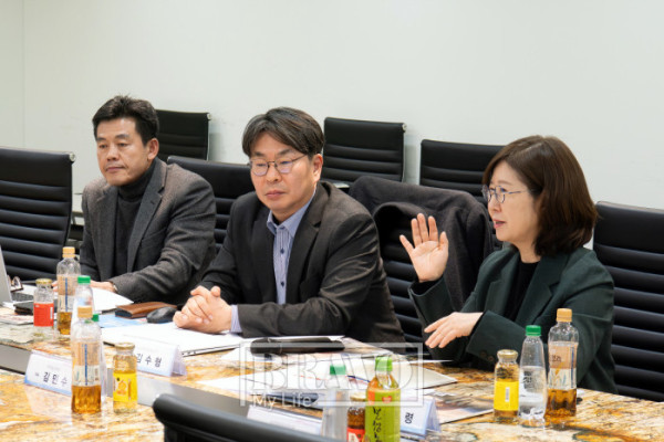 ▲(좌측부터)우현우 대표, 김수형 이사, 주서령 교수