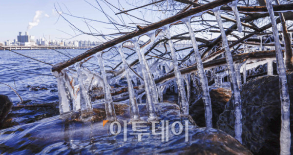 ▲서울을 포함한 수도권과 전국 곳곳에 한파 특보가 발효된 8일 서울 영등포구 양화한강공원에 고드름이 얼어 있다. 이날 기상청에 따르면 전날 오후 9시부터 서울과 경기북부·남동부, 강원도, 충북, 경북권에 한파주의보가 발효중이다. 매서운 추위는 한낮에도 이어지면 낮 동안 중부내륙 지역은 기온이 0도를 밑돌 것으로 예보됐다. 조현호 기자 hyunho@