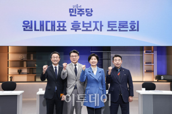 ▲더불어민주당 원내대표 보궐선거 후보자 합동토론회가 8일 오후 서울 마포구 상암동 JTBC에서 열렸다. 이날 한병도·진성준·백혜련·박정 후보(왼쪽부터)가 토론회 시작에 앞서 기념촬영을 하고 있다. 국회사진기자단 / 2026.01.08