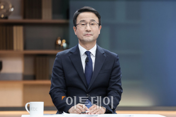 ▲더불어민주당 원내대표 보궐선거 후보자 합동토론회가 열린 8일 오후 서울 마포구 상암동 JTBC에서 한병도 후보가 토론회를 준비하고 있다. 국회사진기자단 / 2026.01.08