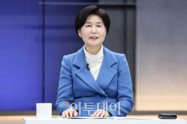 ▲더불어민주당 원내대표 보궐선거 후보자 합동토론회가 열린 8일 오후 서울 마포구 상암동 JTBC에서 백혜련 후보가 토론회를 준비하고 있다. 국회사진기자단 / 2026.01.08