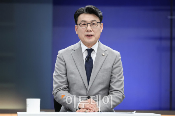 ▲더불어민주당 원내대표 보궐선거 후보자 합동토론회가 열린 8일 오후 서울 마포구 상암동 JTBC에서 진성준 후보가 토론회를 준비하고 있다. 국회사진기자단 / 2026.01.08