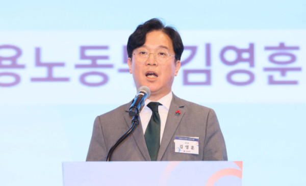 ▲김영훈 고용노동부 장관이 8일 서울 용산구 전쟁기념관에서 열린 ‘2026 노사정 신년인사회’에서 인사말을 하고 있다. 신태현 기자 holjjak@(이투데이DB)