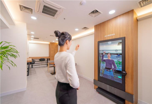 ▲종각 지하도상가 스마트쉼터 내 ‘AI 스마트미러’(서울시청)