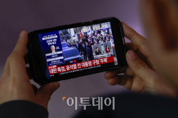 ▲'내란 우두머리 혐의'를 받는 윤석열 전 대통령에 대한 결심공판이 열린 9일 서울 용산구 서울역에서 시민들이 결심공판 관련 뉴스를 시청하고 있다. 조현호 기자 hyunho@