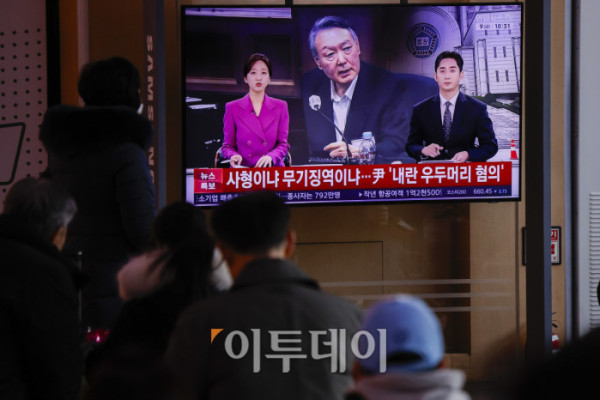 ▲'내란 우두머리 혐의'를 받는 윤석열 전 대통령에 대한 결심공판이 열린 9일 서울 용산구 서울역에서 시민들이 결심공판 관련 뉴스를 시청하고 있다. 조현호 기자 hyunho@