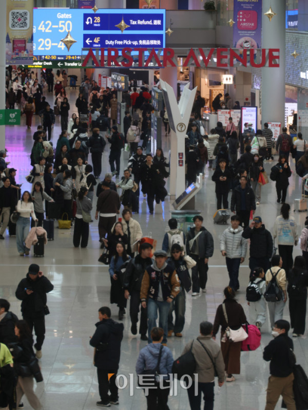 ▲9일 인천국제공항 출국장이 여행객들로 붐비고 있다. 국토교통부·한국항공협회 항공 통계에 따르면 지난해 국내 공항 항공 여객 수는 국제선 수요 회복에 힘입어 1억2500만 명에 육박하며 역대 최고치를 기록했다. 특히 일본·중국 노선 이용객이 크게 늘며 전체 실적을 끌어올렸고, 이는 코로나19 이전인 2019년 연간 여객 수를 넘어선 수준이다. 고이란 기자 photoeran@ (이투데이DB)