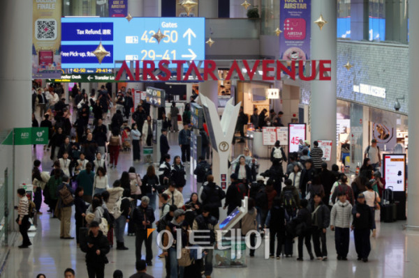 ▲9일 인천국제공항 출국장이 여행객들로 붐비고 있다. 국토교통부·한국항공협회 항공 통계에 따르면 지난해 국내 공항 항공 여객 수는 국제선 수요 회복에 힘입어 1억2500만 명에 육박하며 역대 최고치를 기록했다. 특히 일본·중국 노선 이용객이 크게 늘며 전체 실적을 끌어올렸고, 이는 코로나19 이전인 2019년 연간 여객 수를 넘어선 수준이다. 고이란 기자 photoeran@ (이투데이DB)