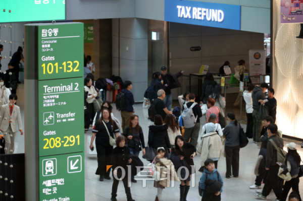 ▲9일 인천국제공항 출국장이 여행객들로 붐비고 있다. 국토교통부·한국항공협회 항공 통계에 따르면 지난해 국내 공항 항공 여객 수는 국제선 수요 회복에 힘입어 1억2500만 명에 육박하며 역대 최고치를 기록했다. 특히 일본·중국 노선 이용객이 크게 늘며 전체 실적을 끌어올렸고, 이는 코로나19 이전인 2019년 연간 여객 수를 넘어선 수준이다. 고이란 기자 photoeran@ (이투데이DB)