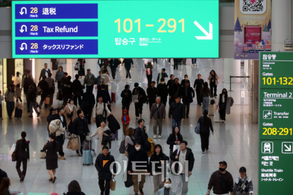 ▲8일 인천국제공항 출국장이 여행객들로 붐비고 있다. 지난해 국내 공항 항공 여객 수는 국제선 수요 회복에 힘입어 1억2000만 명을 넘기며 역대 최고치를 기록했다. 특히 일본·중국 노선 이용객이 크게 늘며 전체 실적을 끌어올렸고, 이는 코로나19 이전인 2019년 연간 여객 수를 넘어선 수준이다. 고이란 기자 photoeran@ (이투데이DB)