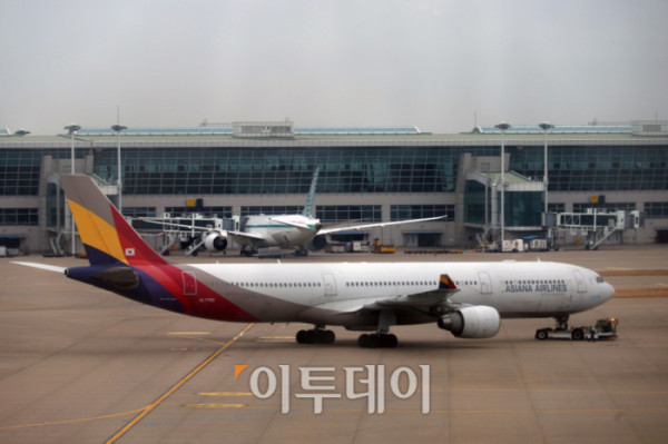▲9일 인천국제공항 주기장에 항공기들이 여행객들을 맞을 준비를 하고 있다. 국토교통부·한국항공협회 항공 통계에 따르면 지난해 국내 공항 항공 여객 수는 국제선 수요 회복에 힘입어 1억2500만 명에 육박하며 역대 최고치를 기록했다. 특히 일본·중국 노선 이용객이 크게 늘며 전체 실적을 끌어올렸고, 이는 코로나19 이전인 2019년 연간 여객 수를 넘어선 수준이다. 고이란 기자 photoeran@ (이투데이DB)