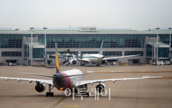 ▲9일 인천국제공항 주기장에 항공기들이 여행객들을 맞을 준비를 하고 있다. 국토교통부·한국항공협회 항공 통계에 따르면 지난해 국내 공항 항공 여객 수는 국제선 수요 회복에 힘입어 1억2500만 명에 육박하며 역대 최고치를 기록했다. 특히 일본·중국 노선 이용객이 크게 늘며 전체 실적을 끌어올렸고, 이는 코로나19 이전인 2019년 연간 여객 수를 넘어선 수준이다. 고이란 기자 photoeran@ (이투데이DB)